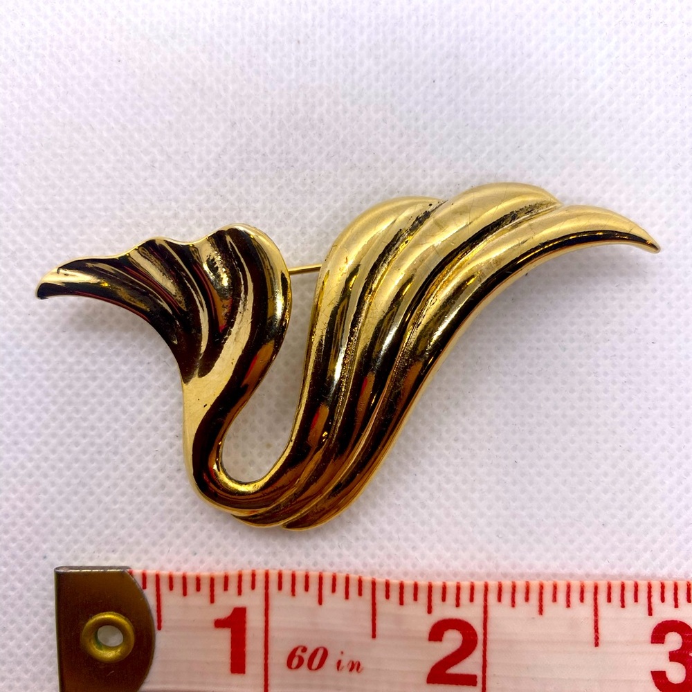 M. Jent Signed Vintage Swirl Brooch Pin Shiny Gold Tone - Picture 6 of 8